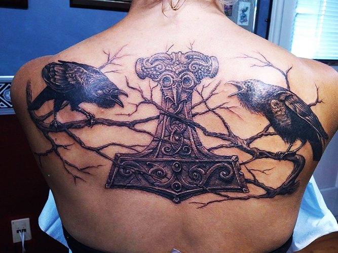Tetovania Hugin a Munin. Význam, náčrty na chrbte, ramene, krku, ruke