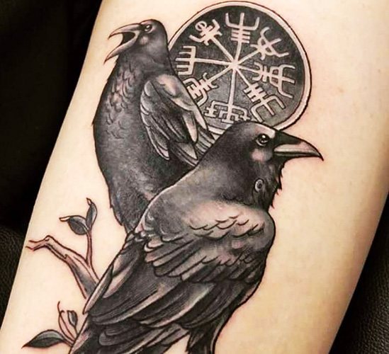 Hugin en Munin tatoeage. Betekenis, schetsen op de rug, schouder, nek, arm