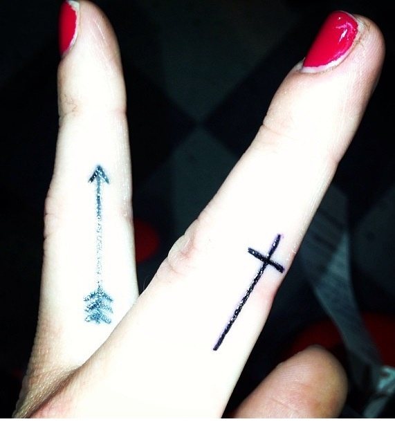 手指上的十字架纹身创意