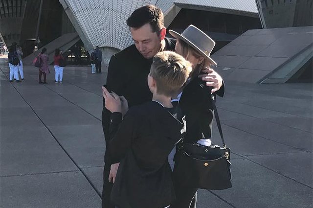 Elon Musk e Amber Heard con il figlio dell'ingegnere dal primo matrimonio