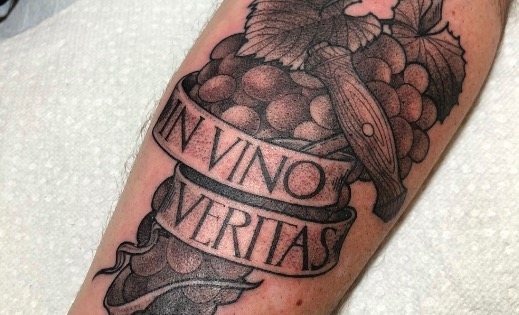 In vino veritas inscripție tatuaj în limba latină