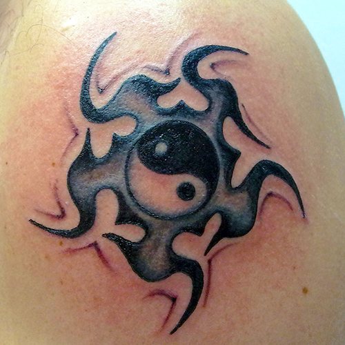Yin-Yang-tatuointi. Mitä se tarkoittaa, luonnoksia käsivarteen, kaulaan, selkään, jalkaan kahdelle, miehille, tytöille. Kuva