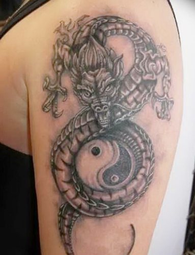 Yin-Yang tatoeage. Wat betekent het? Schetsen op de arm, nek, rug, benen voor koppels, mannen en meisjes. Foto