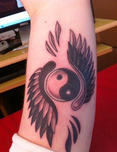 Tatuagem Yin-Yang. O que significa, esboços no braço, pescoço, costas, pernas para casais, homens e raparigas. Foto