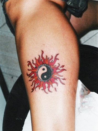 Yin-Yang-tatuointi. Mitä se tarkoittaa, luonnoksia käsivarteen, kaulaan, selkään, jalkaan pariskunnille, miehille, tytöille. Kuva
