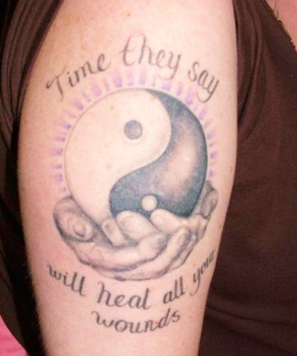 Tatouage Yin-Yang. Qu'est-ce que cela signifie, des croquis sur le bras, le cou, le dos, les jambes pour les couples, les hommes et les filles. Photo