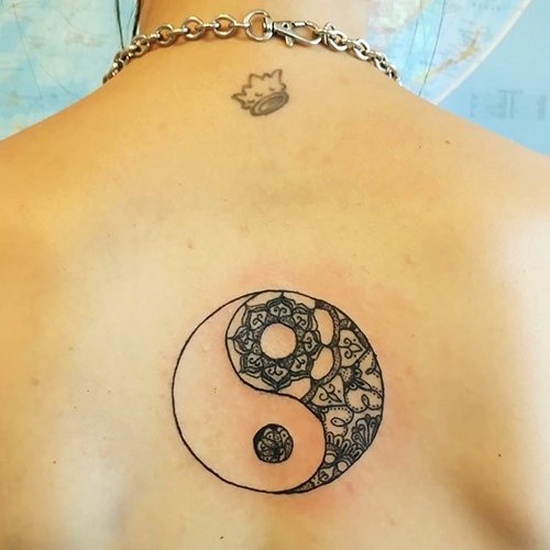 Yin-Yang-Tätowierung. Was bedeutet es, Skizzen auf dem Arm, Hals, Rücken, Beine für Paare, Männer und Mädchen. Foto
