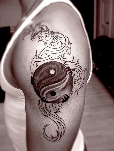 Yin-Yang-tatuointi. Mitä se tarkoittaa, luonnoksia käsivarteen, kaulaan, selkään, jalkoihin pariskunnille, miehille ja tytöille. Kuva
