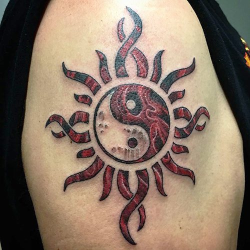 Yin-Yang tatoeage. Wat betekent het? Schetsen op de arm, nek, rug, benen voor koppels, mannen en meisjes. Foto