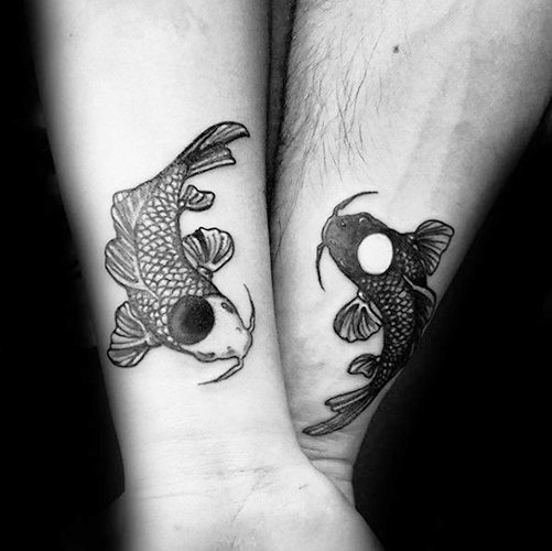 Tetovaža Yin-Yang. Kaj to pomeni, skice na roki, vratu, hrbtu, nogah za pare, moške in dekleta. Fotografija