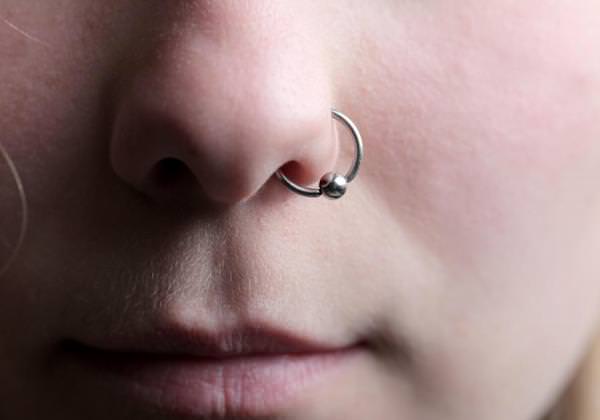 Plejeinstruktioner for næsevinger efter piercing