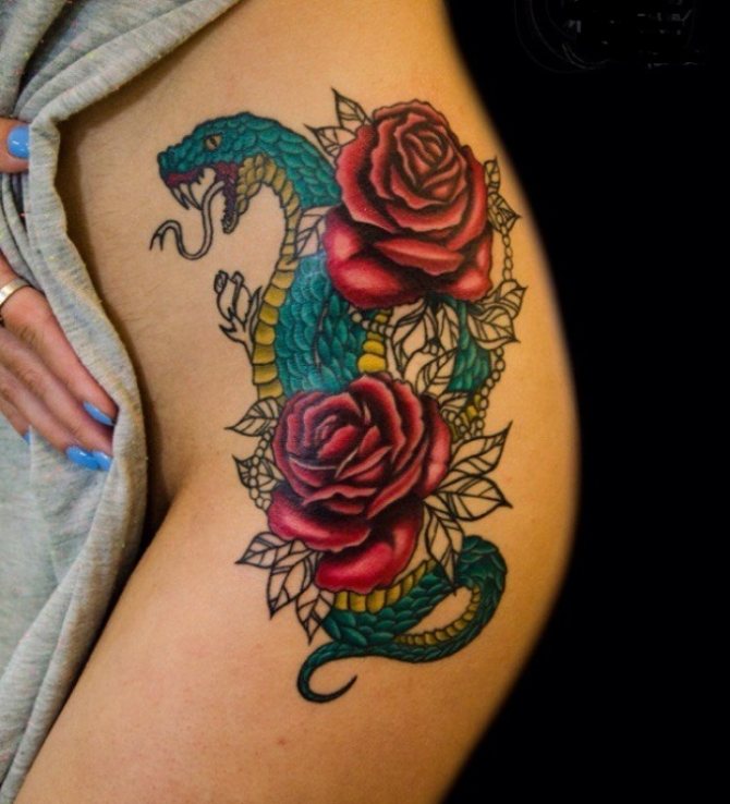 Ενδιαφέρον χρωματιστό τατουάζ στο σώμα του κοριτσιού Zveja και τριαντάφυλλο