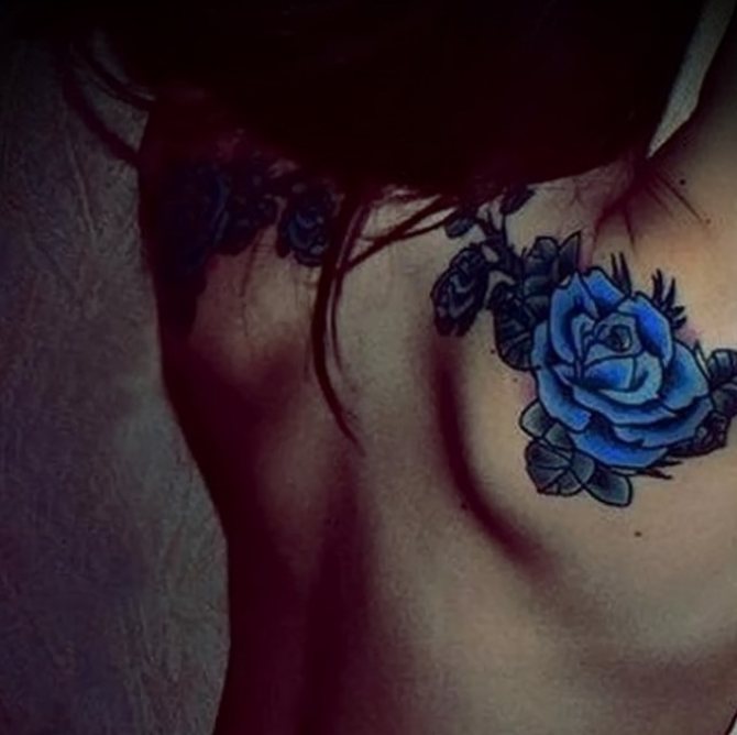 Įdomi idėja - mėlynos rožės formos tatuiruotė ant abiejų menčių