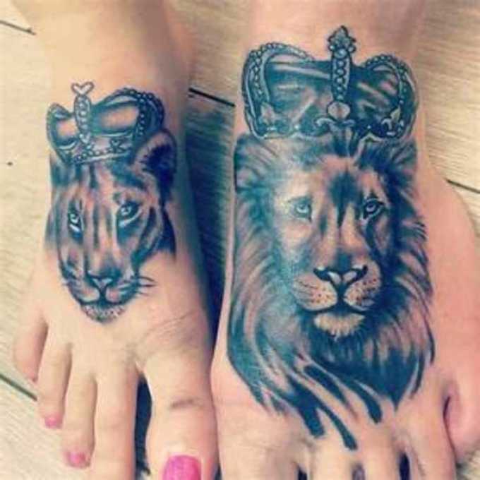 面白いライオンと雌ライオンのタトゥー