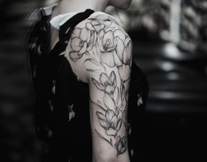 un'immagine di fiori sulla spalla