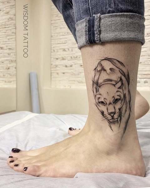 Representação de uma pantera na sua perna