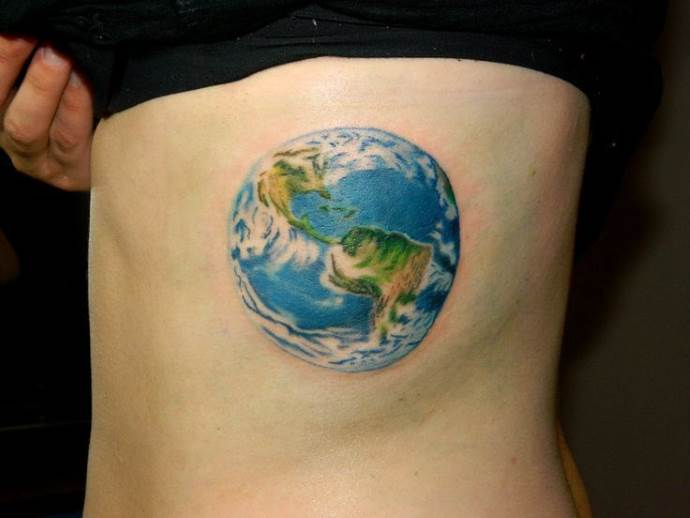 Tatuagem do Planeta Terra no seu corpo