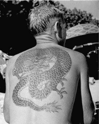 Representação de um dragão dourado (costas de um marinheiro)