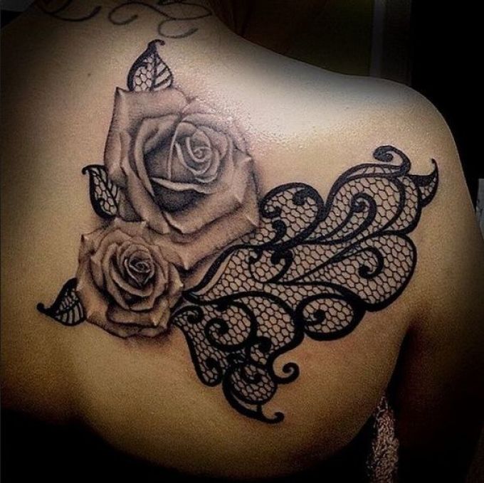 Rose og blonder tatovering
