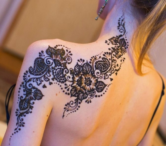 Elegantné kvetinové tetovanie, ktoré sa dotýka ramena, lopatky, krku