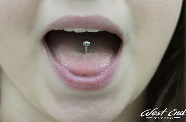 Como manusear correctamente os piercings da língua e dos lábios