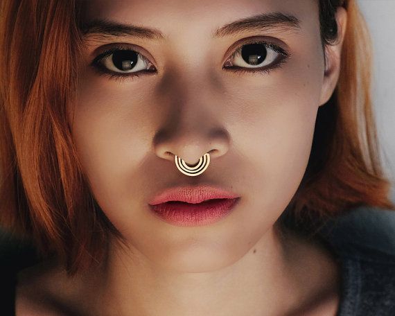 Hvordan man gennemborer septum piercing i næsen derhjemme