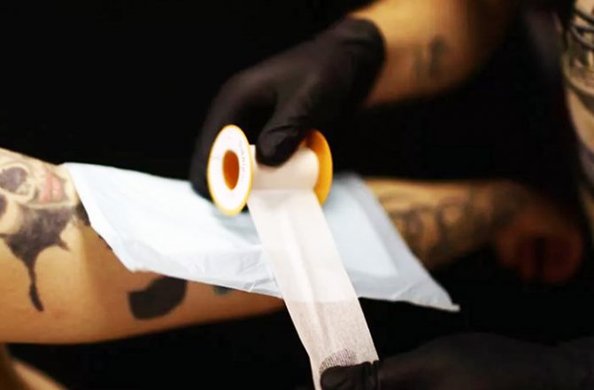 Kaip nulupama tatuiruotės odelė. Tatuiruotės gijimas dieną, nuotrauka