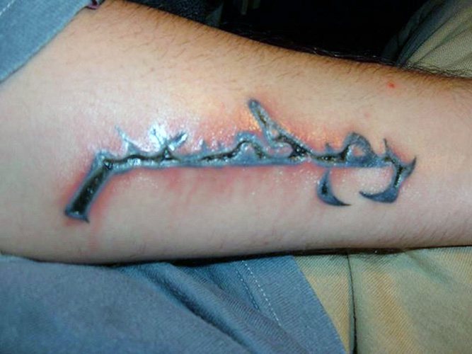 Ahogy a kéreg leereszkedik a tetoválásra. Tetoválás gyógyulás nappal, fotó