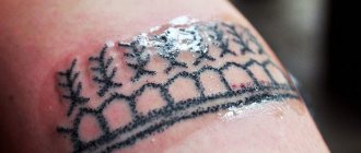 Hvordan kan en tatovering skrælles af? Tattoo healing om dagen, foto