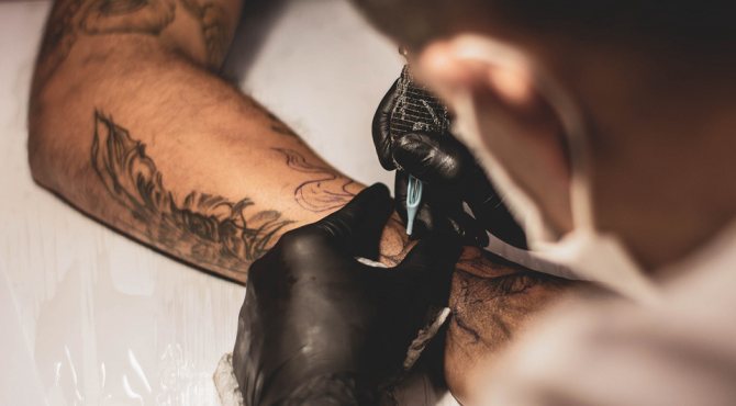 如何在最初的日子里护理纹身：8条主要规则
