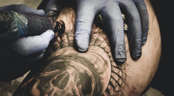 Hvordan man passer på en tatovering i de første dage: 8 grundlæggende regler