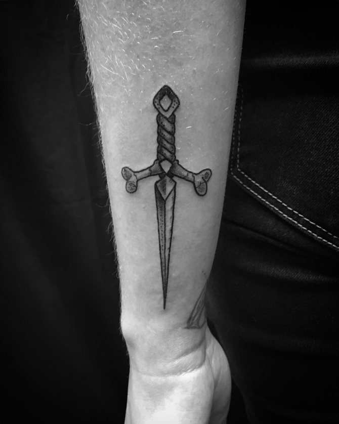 Dagger of Bones op voorarm