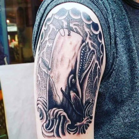 Tatuagem de uma baleia no seu ombro