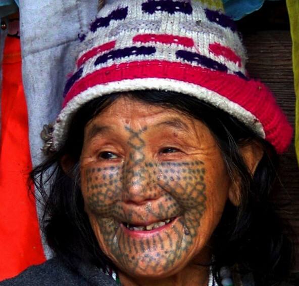 Etnisten vähemmistöjen kiinalainen tatuointi - etnisten ryhmien tatuointi 大邑