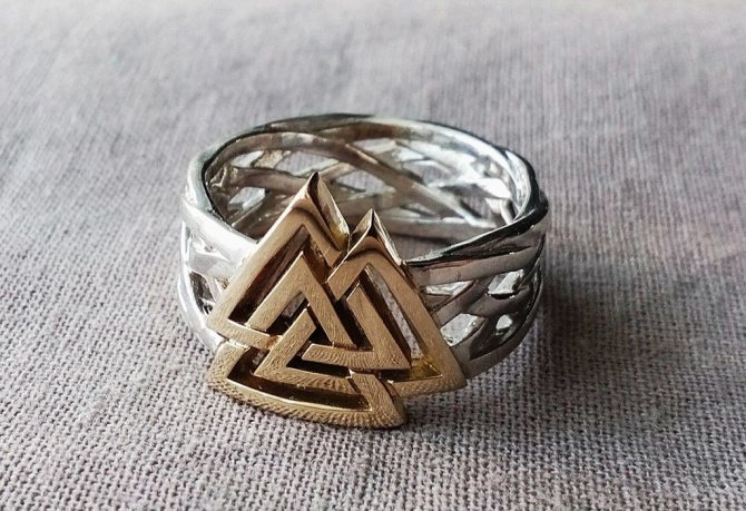 O anel com o símbolo Valknut