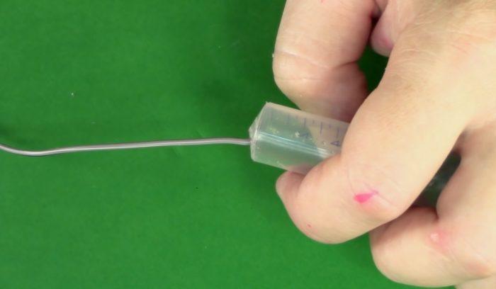 Koniec drôtu sa vloží do injekčnej striekačky