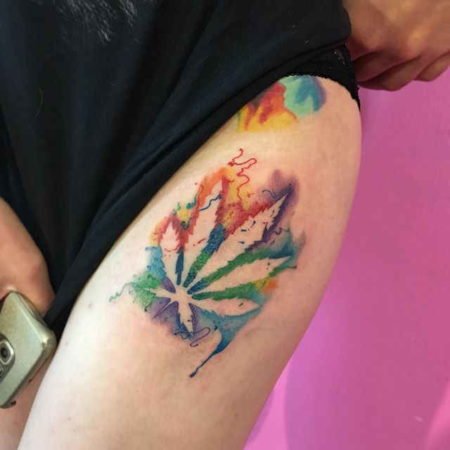 Tatuaż z marihuaną na biodrze, akwarela