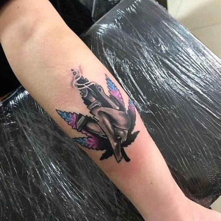 Kanapių tatuiruotė ant dilbio