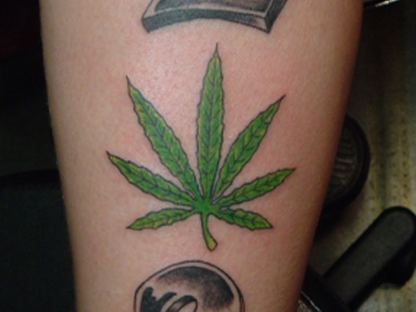 tatuaż z marihuany
