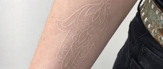 Contur tatuaj alb pe braț