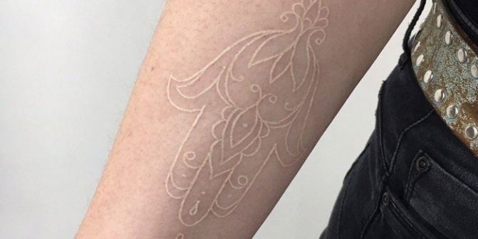 Kontur hvid tatovering på arm