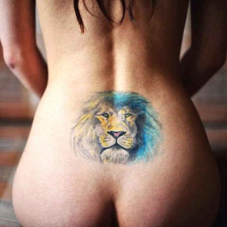 Stuit tatoeage van een leeuw