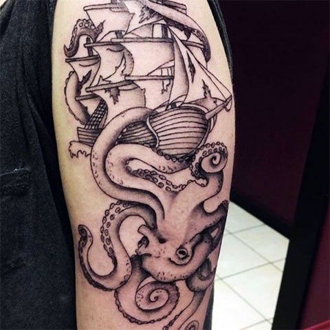 Nave e polpo - tatuaggio maschile sul braccio