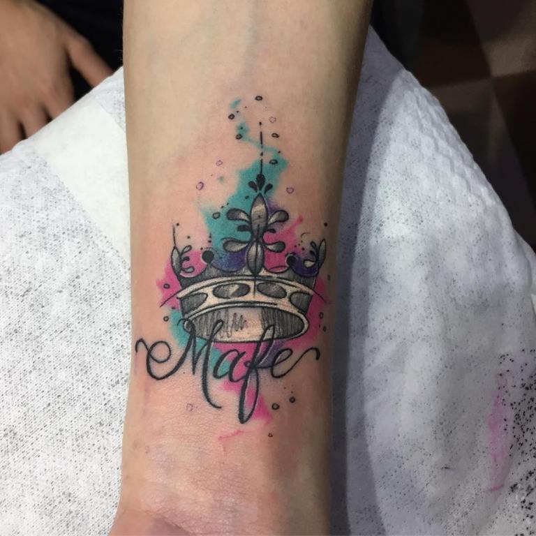 significato del tatuaggio nella corona della ragazza