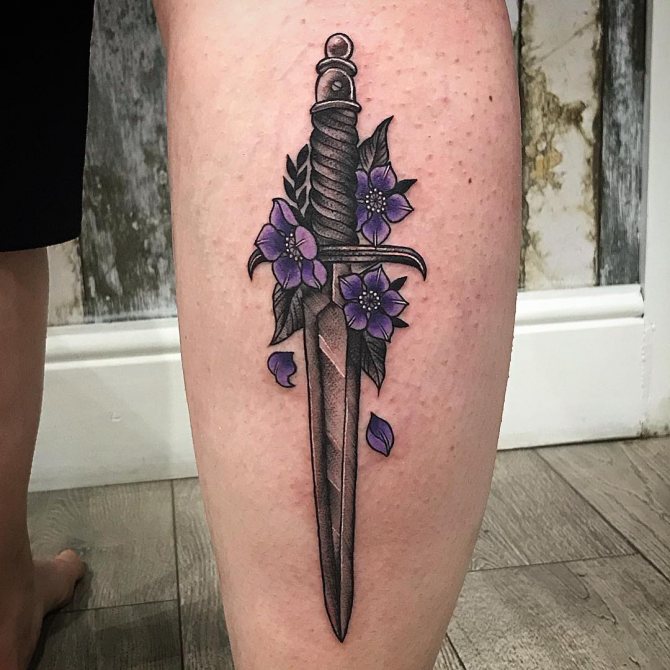 紫の花の短剣