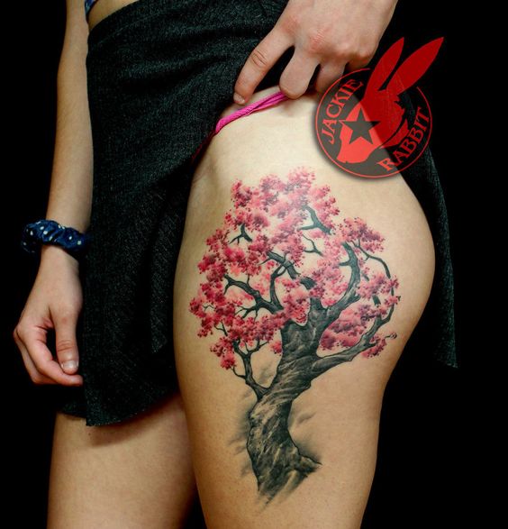 Smukt kirsebærtræ på ben