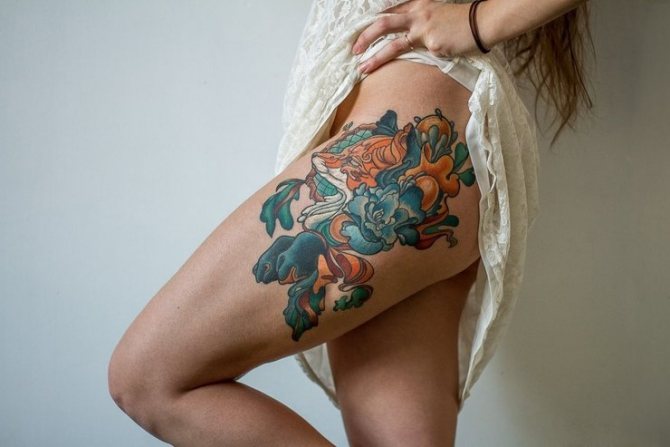 Krásne tetovanie na stehne