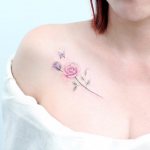 Bela tatuagem na clavícula de uma rapariga