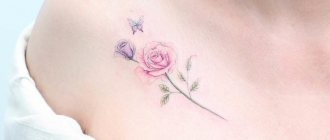 Mooie tattoo op het sleutelbeen van een meisje
