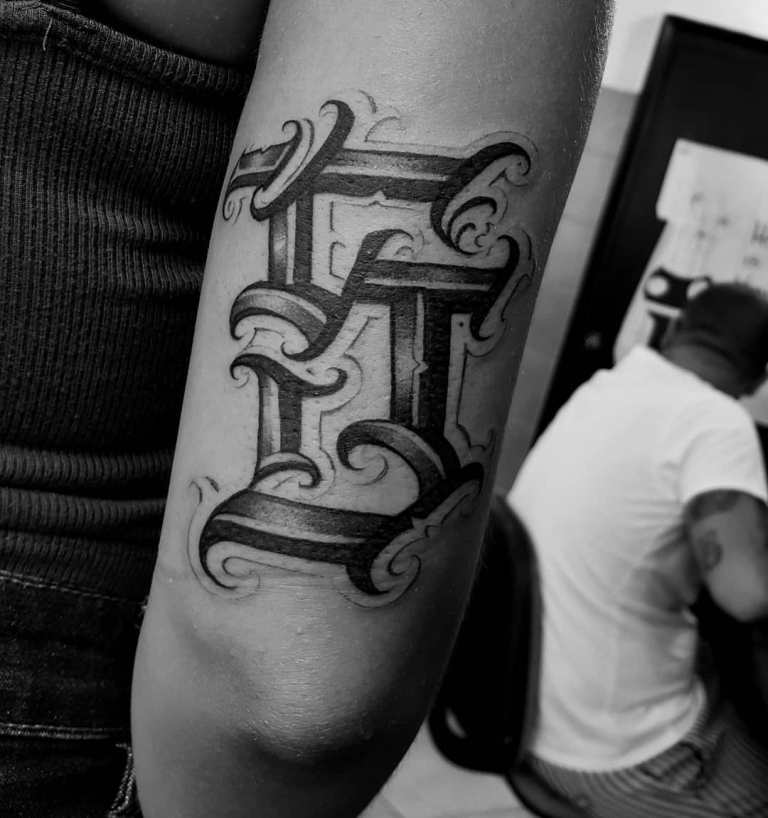 纹身的美丽字母